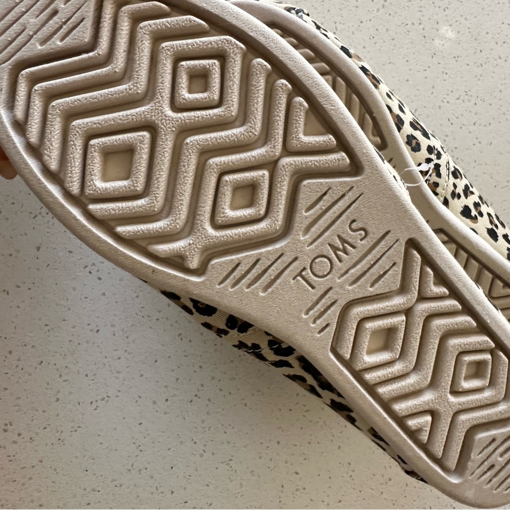 TOMS - Picture 2 of 3